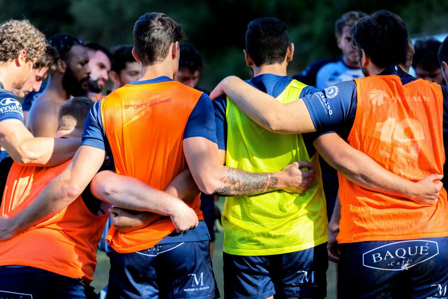 Rugby team Momento de reflexión, al término del primer tiempo, de los jugadores del Marbella Rugby Club. Todos unidos en busca de la victoria. team,rugby,deporte