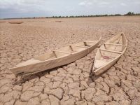 Drought Cette image est prise sur un LAC sec non loin de Ouagadougou dans la commune rurale de SAABA. Pendant la saison sécheresse, les pêcheurs abandonne sur place leur pirogues en attendant l'arrivée des eaux. burkina faso à saaba,canoe,brown