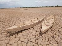 Drought Cette image est prise sur un LAC sec non loin de Ouagadougou dans la commune rurale de SAABA. Pendant la saison sécheresse, les pêcheurs abandonne sur place leur pirogues en attendant l'arrivée des eaux. burkina faso à saaba,canoe,brown