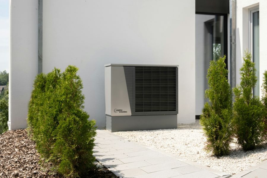 air conditioner Eine moderne Heizung mit Luft/Wasser Wärmepumpe im Garten. 