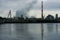 Industrial decline 山口県宇部市。宇部湾岸道路から降りて厚東川新橋を渡る。橋の袂で撮った対岸の工場。 Ube City, Yamaguchi Prefecture. Get off the Ube Bayside Road and cross the Koto River Shinbashi. The factory on the opposite bank was photographed at the foot of the bridge. 
