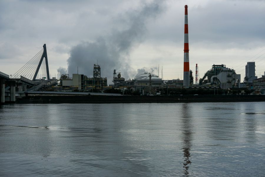 Industrial decline 山口県宇部市。宇部湾岸道路から降りて厚東川新橋を渡る。橋の袂で撮った対岸の工場。 Ube City, Yamaguchi Prefecture. Get off the Ube Bayside Road and cross the Koto River Shinbashi. The factory on the opposite bank was photographed at the foot of the bridge. 