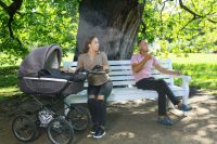 Keyword Bank A man sits on a park bench next to a young mother and her baby, smoking a cigarette unaware that he disturbs them with his smoke – an appeal for a little more attention and awareness when smoking outdoors. Ein Mann sitzt auf einer Parkbank neben einer junge Mutter mit ihrem Baby, raucht eine Zigarette und belästigt die beiden mit dem Rauch – ein Aufruf zu etwas mehr Rücksicht und Achtsamkeit beim Rauchen im Freien. woman,cigarette,nature