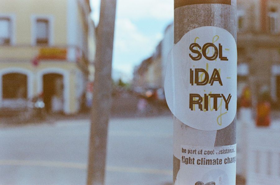 Solidarity SOLIDARITY – Urban protest street art sticker. Leica R7 (1994), Summilux-R 1.4 50mm (1983). Hi-Res analog scan by www.totallyinfocus.com – Kodak Gold 160 (expired 2001) 