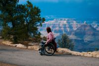 travel disability Une femme en fauteuil roulant regardant l'horizon, sur les bords du Grand Canyon | 
A woman in a wheelchair gazing at the horizon on the rim of the Grand Canyon 