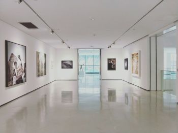 Art gallery The art gallery which is near my college  was on display , and I was interested in it . So my
friends with me had a wonderful weekend .