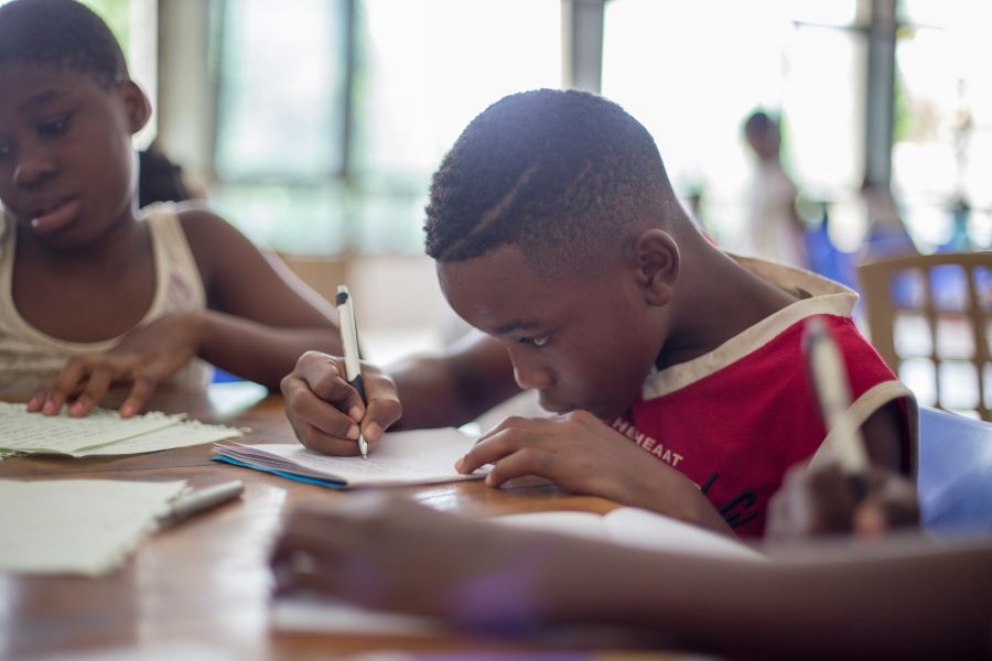 Education Teachers Los niños de Guinea Ecuatorial se levantan cada día bajo una realidad que no es nada fácil.

En el barrio Patio Pérez de Malabo, surge Verano Útil, una iniciativa para niños y niñas que busca ser un espacio de encuentro y de unión; una forma de ofrecer unas vacaciones diferentes a los que no tie- nen otras oportunidades; una opción para no estar en la calle, en un entorno peligroso, y un momento en el que poder divertirse y convivir con otros.

Verano 2018. learning english,test,learning together