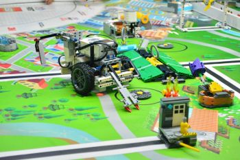 Robot competition LEGO MINDSTOM EV3 - FLL ROBOTICS COMPETITIONS for kid.  