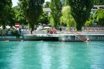swimming river Das Marzilibad in Bern. Im Hintergrund das Parlamentsgebäude der Schweiz