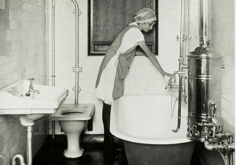 Feminicide Domestic Burwood Girls High School [Burwood Domestic Science School] - cleaning bathroom 1930 Title: Burwood Girls High School [Burwood Domestic Science School] - cleaning bathroom 1930 Dated: c.1930 Digital ID: 15051_a047_002113 Series: NRS 15051 School Photographic collection Rights: No known copyright restrictions www.records.nsw.gov.au/about-us/rights-and-permissions We'd love to hear from you if you use our photos/documents. Many other photos in our collection are available to view and browse on our domestic,cleaner,bathroom