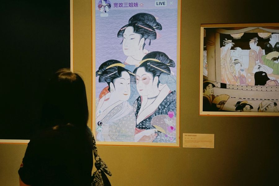 art event 周记:在语词的旷野里

    我的创作并不一直沿着以每天为单位的“扫街摄工”线索展开和组成的。它更多的是从更多视角来构成这座看不透的城市，好在胶卷在等待“十卷一洗”的过程中，自由又充满抵抗性的呈现出人与万物的故事，我的动机深深地与整体的现实环境相关联着,被我用胶卷记录的过去因其特性,我无法像数码那样展现即时的不确定关系之中，对此我并不着急和焦虑，因为我觉得故事和灵感可以让我在看不透的城市里触摸每个人的过往，然后抽身离开。
 