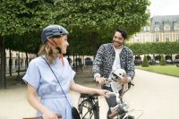 Sécurité Couple de cycliste équipé tous les deux de casques pliables urbains. paris,france,casque plixi fit