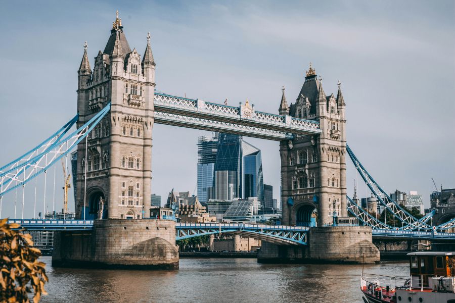 London Early in the morning, to have the best light and less people. It was the last day of my trip in London which was wonderful and so sunny, nothing better to end it than seeing one of the best symbol of London! city,tower bridge,london