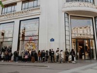 Waiting line  shopping,paris,france