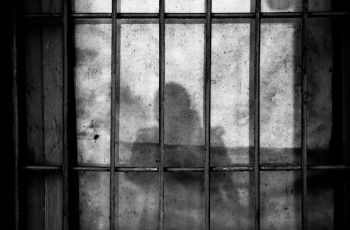 Prison Me in the window！ 