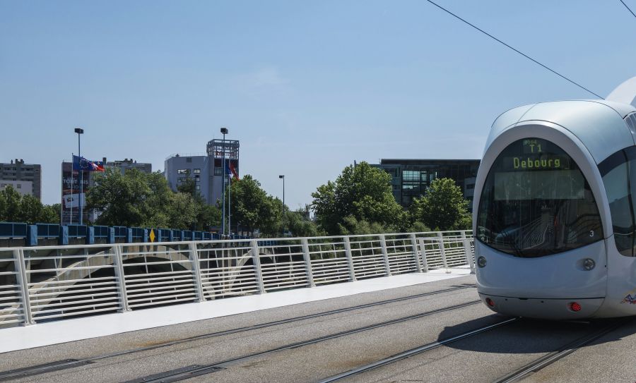 Tramway Lyon Lyon, grande ville carrefour de l'Europe, mystérieuse et lumineuse elle égaie le touriste par sa richesse culturelle et artistique et de par son histoire deux fois millénaire. france,lyon,tramway