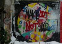 Graffiti “Make art not war” mural 