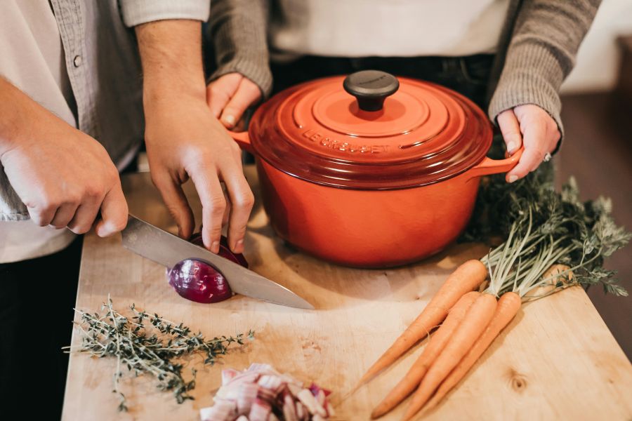 Assault Knife  knife,onion,le creuset