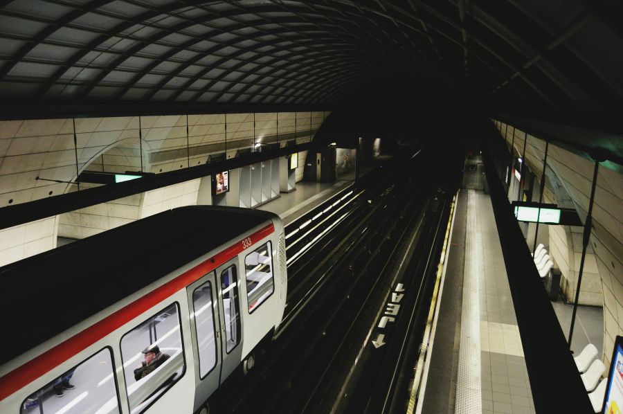 Travail métro  lyon,france,station de métro 