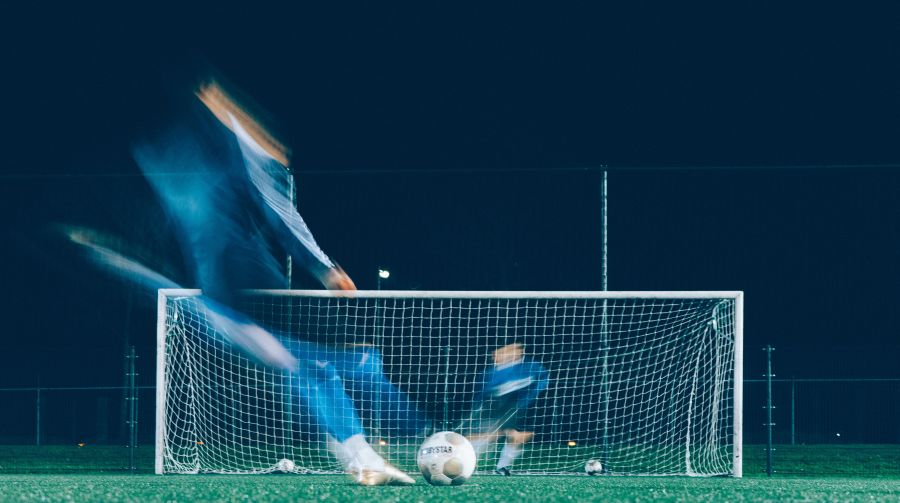 Football After the soccer training we always take some free kicks and penalties. Due to the slower shutter speed you can see that the keeper dives too early to the corner;) sport,football,soccer