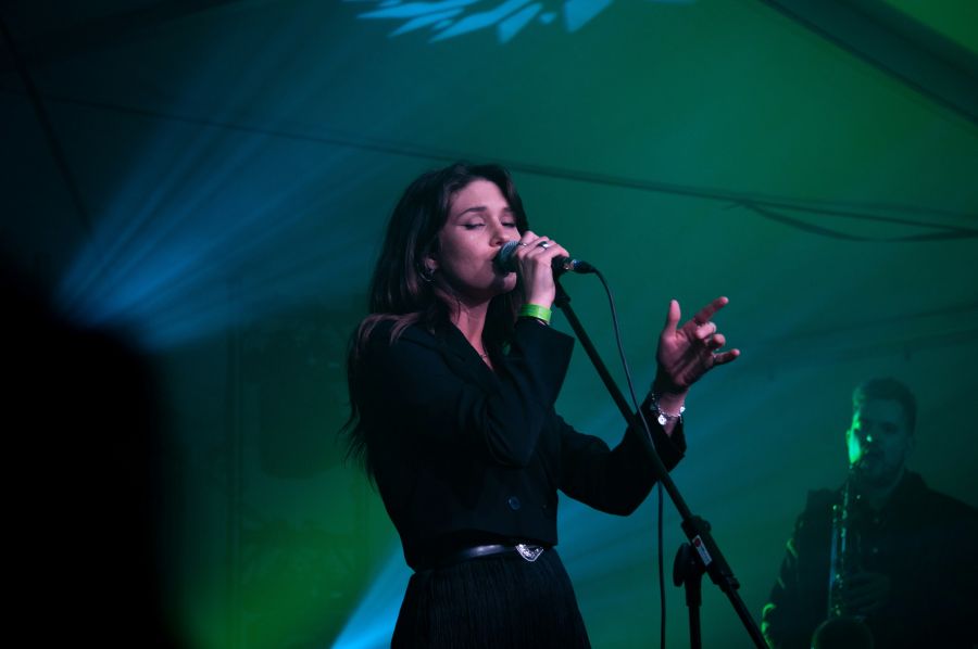 cabaret singer  