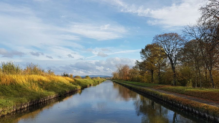 Canal Journée paisible au fil de l'eau, sur le canal aux couleurs de l'automne... 