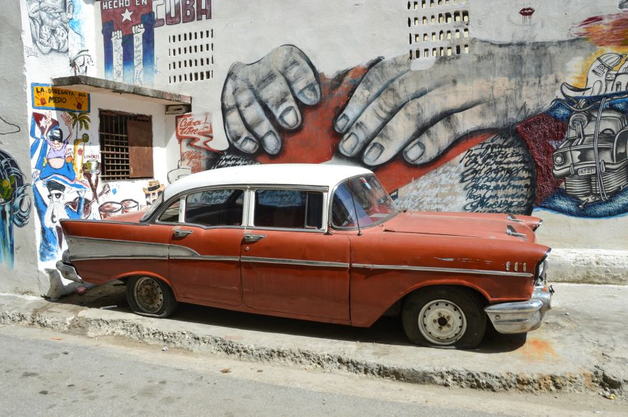 Vandalism Graffiti Havana is well know for its classic old American cars. Parts are scarce and these vehicles have been around since the 50’s.
Many are missing too many elements to drive just like this one. I was really taken with the street art where the fingers seem to be reaching out to the car. havana,cuba,street photography