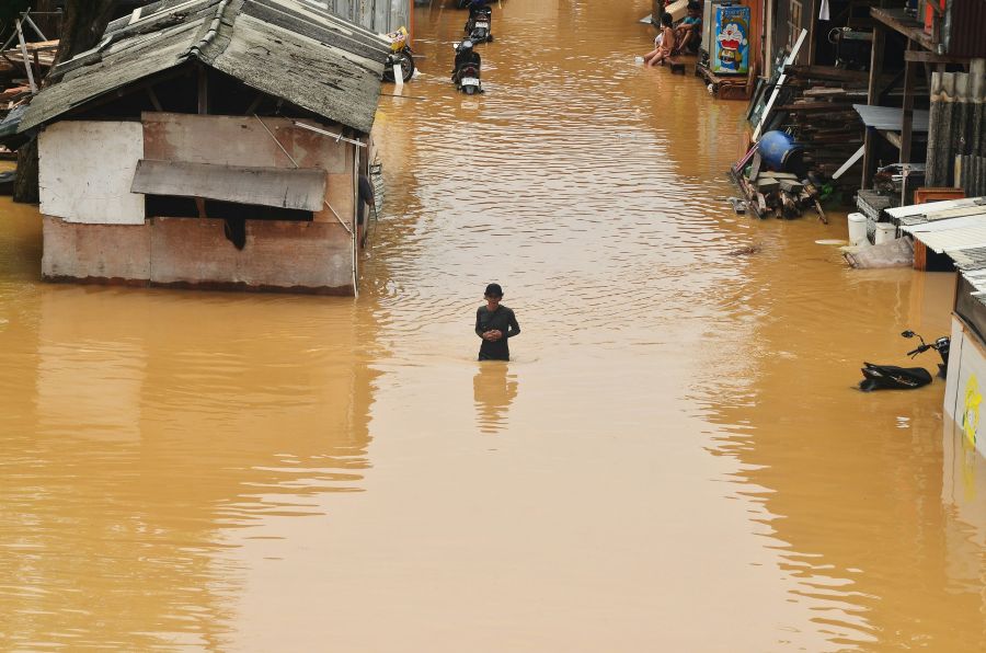 housing flood Flood is seen after the bad weather happened around Jakarta, Indonesia, March 3, 2025. 