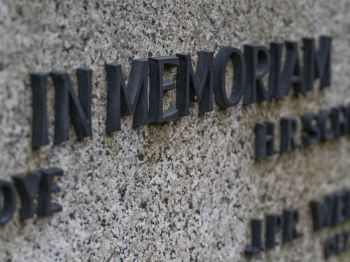 memory grief Headstone with in memoriam written on it