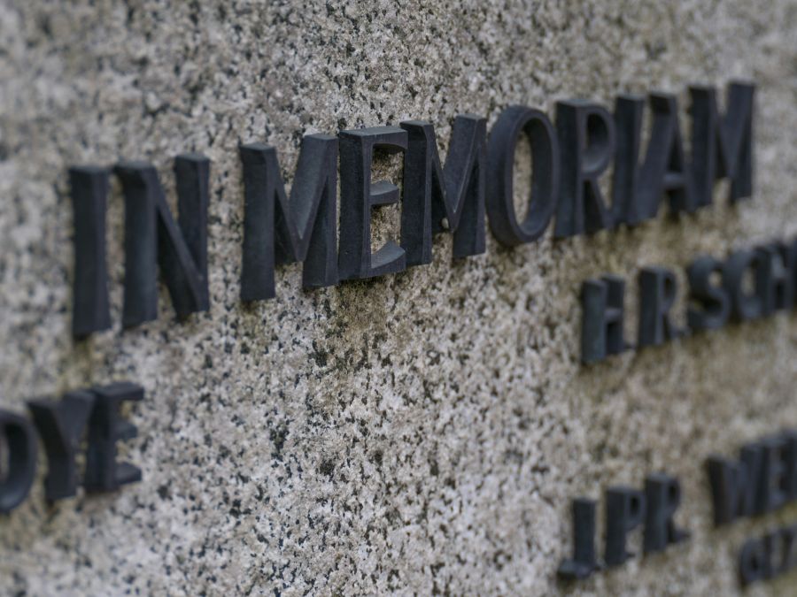 memory grief Headstone with in memoriam written on it 
