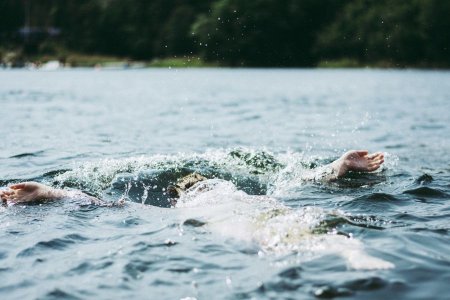 drowning leisure loosing air 