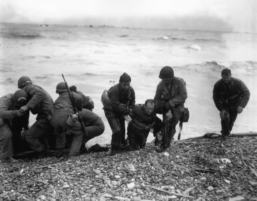 Veteran D 09-7918-14 [Relief of sick and wounded.] [World War 2. European Theater.] [Scene.] Normandy Evacuation.HD-SN-99-02701 
