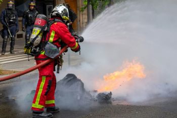 fire Paris Pompier en train d'éteindre un feu dans la rue