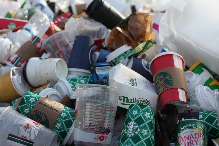 Trash This photo was taken in New York in December 2018 during my Christmas stay in the city. I was wandering the streets and was amazed by a pile of coffee-to-go cups and decided to take a picture.
I would call this photo