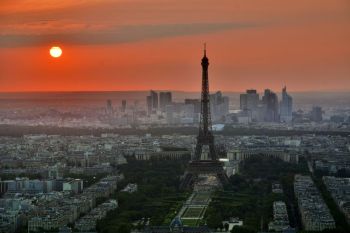Heatwave Paris Eiffel Tower sunset skyline 
