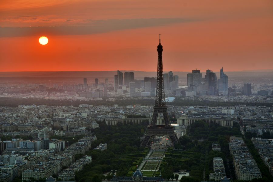 Heatwave Paris Eiffel Tower sunset skyline 