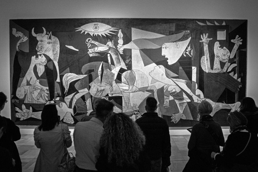 Picasso art Gente observando el Guernica, famosa obra de Pablo Picasso, en el Museo Reina Sofía, en Madrid, España. 