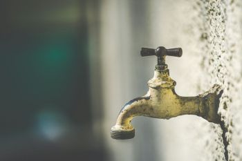 Water crisis Ein alter Wasserhahn  