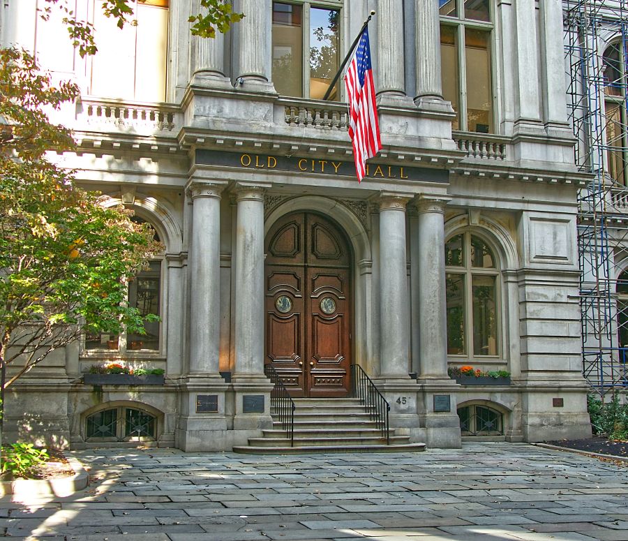 City Hall L'ancien hôtel de ville de Boston abrita son conseil municipal de 1865 à 1969. Il fut l'un des premiers bâtiments de style Second Empire français à être construit aux États-Unis.
Les architectes du bâtiment, construit entre 1862 et 1865, étaient Gridley James Fox Bryant et Arthur Gilman. états-unis,old city hall,school street