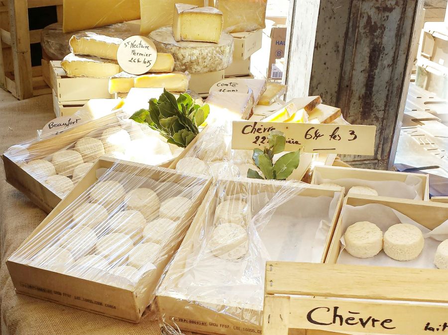 cheese farm Käsestand auf dem Wochenmarkt in Aix-en-Provence mit regionalen Spezialitäten wie Ziegenkäse, Comté und Beaufort. Zwischen rustikalen Holzkisten und handgeschriebenen Schildern zeigt sich die traditionelle französische Fromagerie-Kultur. 