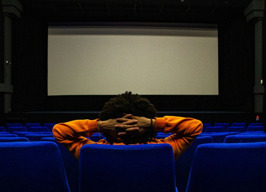 Movie theater Homme seul devant un écran de cinema. Blue and orange. Cinema, Theatre, film, screen. 