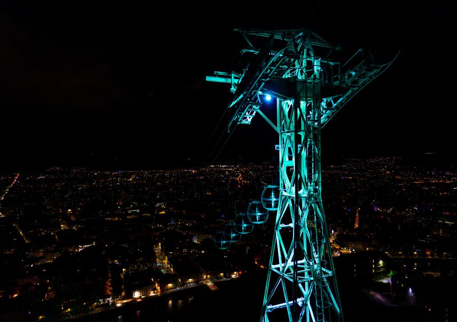 Telepherique cable The cable car of the Bastille fort (in France). The pillar indicates the state of pollution of the city of Grenoble according to the color. fort de la bastille,quai stéphane jay,night