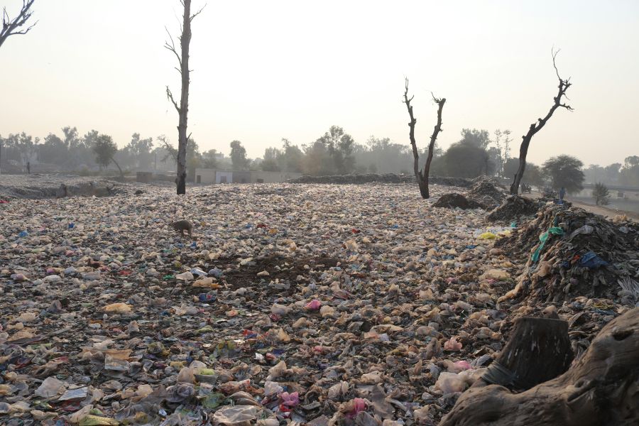 layoffs crisis A huge garbage dumping point near the canal near Sahiwal Jhal Road.
This has started spreading pollution in the area from the garbage point.
Envelopes that do not rot for five hundred years are causing a lot of pollution.
We are working to remove envelopes and pollution from the environment. pollution,climate change,plastic