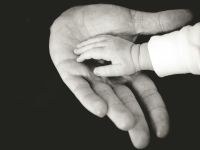 Parental leave Hand in hand with dad 
