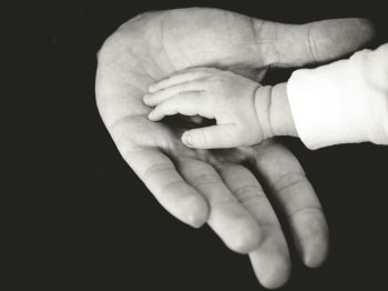 Parental leave Hand in hand with dad 