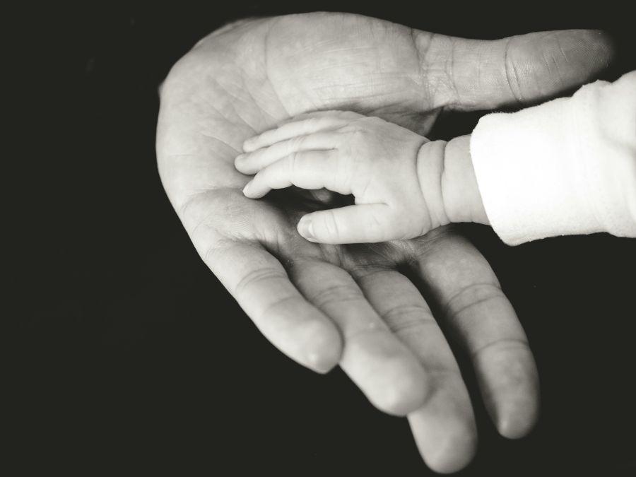 Parental leave Hand in hand with dad 