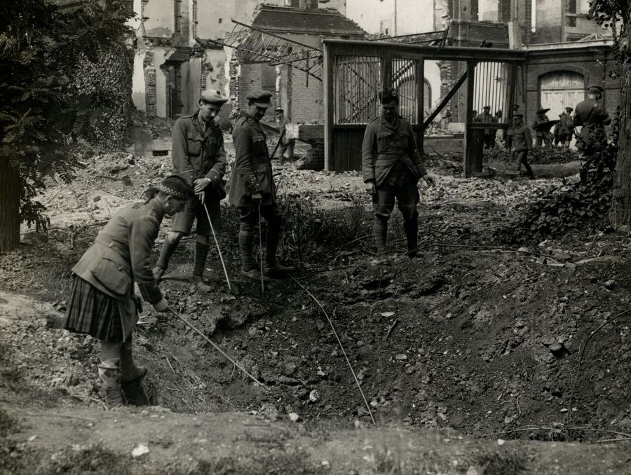 Threat bomb 1914, World War 1.  The effects of shell fire. Photographer: H. D. Girdwood. bomb,crater,history