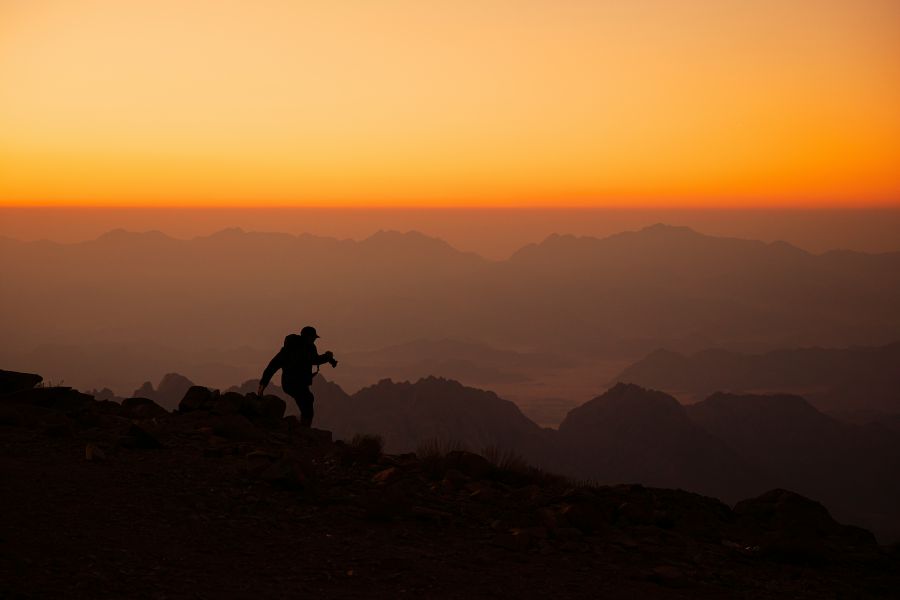 Climber climbing Trojena – The Mountains of NEOM, Saudi Arabia | A unique mountain destination in NEOM, Trojena will offer year-round outdoor skiing and adventure sports. adventurer,traveller,explorer