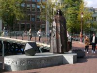 Birds of Photo of the bronze sculpture of Spinoza in sunny light and gentle shadows. On his wide cap there are a lot of small birds - in front of the old bridge Bijvoetbrug, over the water of the canal Zwanenburgwal. Free street photography of Amsterdam sculpture, Fons Heijnsbroek, The Netherlands, October 2021. // Foto van mensen bij het bronzen Spinoza Monument op de hoek van Amstel en Zwanenburgwal op het Waterlooplein. Hij staat voor de Bijvoetsbrug in zon en schaduw gratis downloaden. Foto, Fons Hei free images,couple,birds