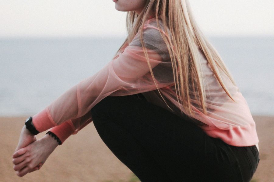 Squatting  pink clothes,sports style,long hair